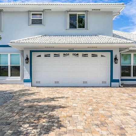 Waterfront, Pool, Tiki Bar, Outdoor Kitchen & Bar, Fire Pit, Home Gym, Sleeps 14-Villa Breath Away Cape Coral Exterior foto