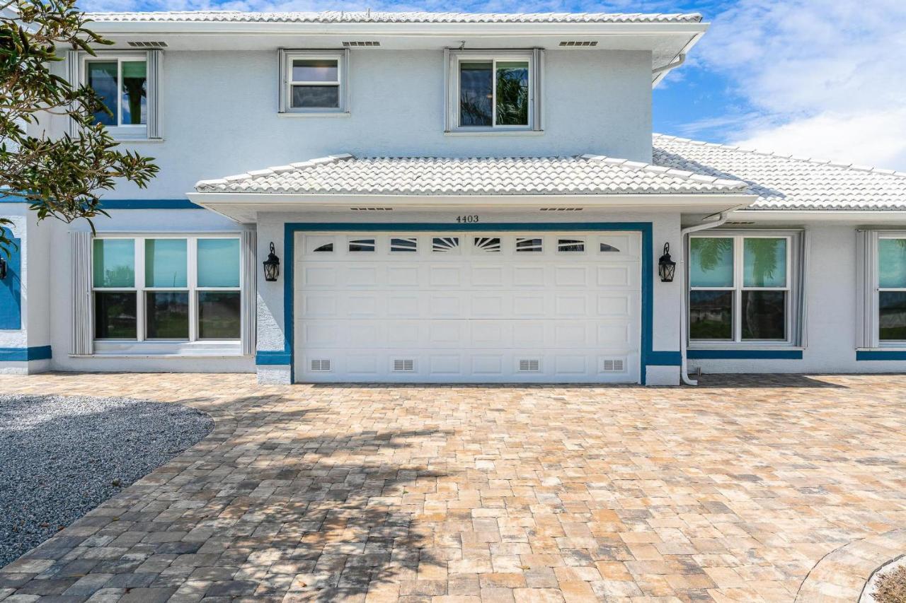 Waterfront, Pool, Tiki Bar, Outdoor Kitchen & Bar, Fire Pit, Home Gym, Sleeps 14-Villa Breath Away Cape Coral Exterior foto