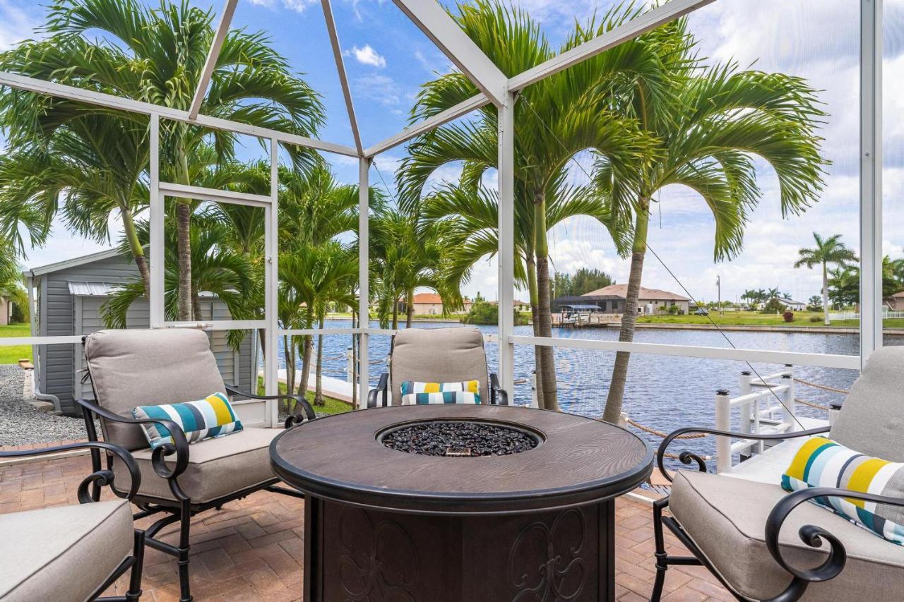 Waterfront, Pool, Tiki Bar, Outdoor Kitchen & Bar, Fire Pit, Home Gym, Sleeps 14-Villa Breath Away Cape Coral Exterior foto