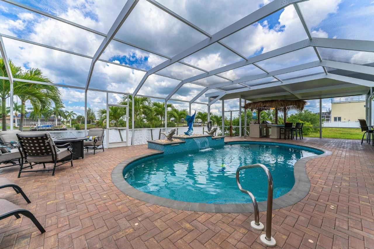 Waterfront, Pool, Tiki Bar, Outdoor Kitchen & Bar, Fire Pit, Home Gym, Sleeps 14-Villa Breath Away Cape Coral Exterior foto