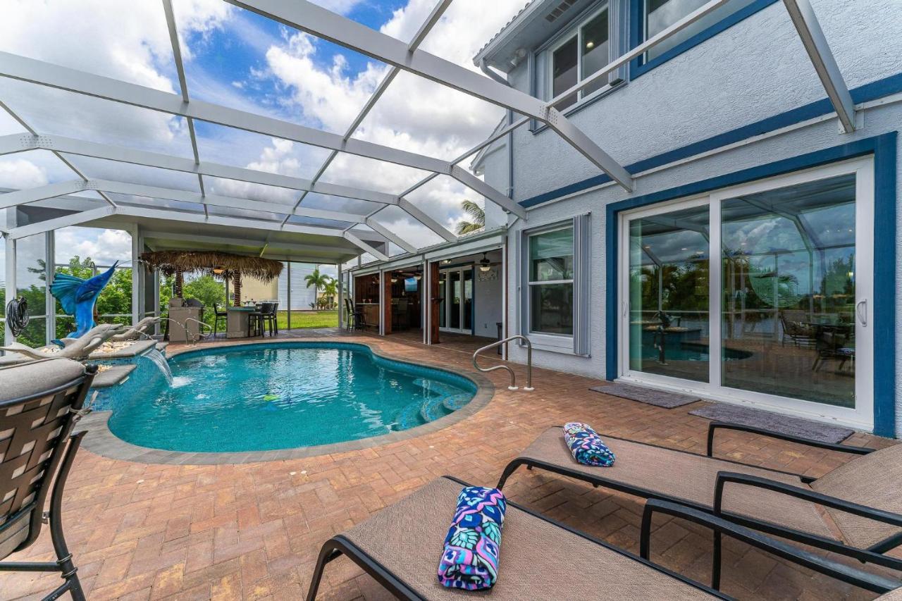 Waterfront, Pool, Tiki Bar, Outdoor Kitchen & Bar, Fire Pit, Home Gym, Sleeps 14-Villa Breath Away Cape Coral Exterior foto