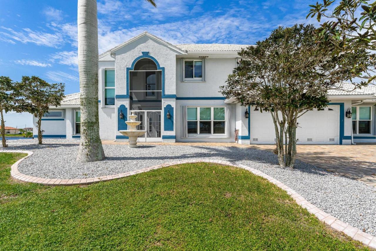 Waterfront, Pool, Tiki Bar, Outdoor Kitchen & Bar, Fire Pit, Home Gym, Sleeps 14-Villa Breath Away Cape Coral Exterior foto