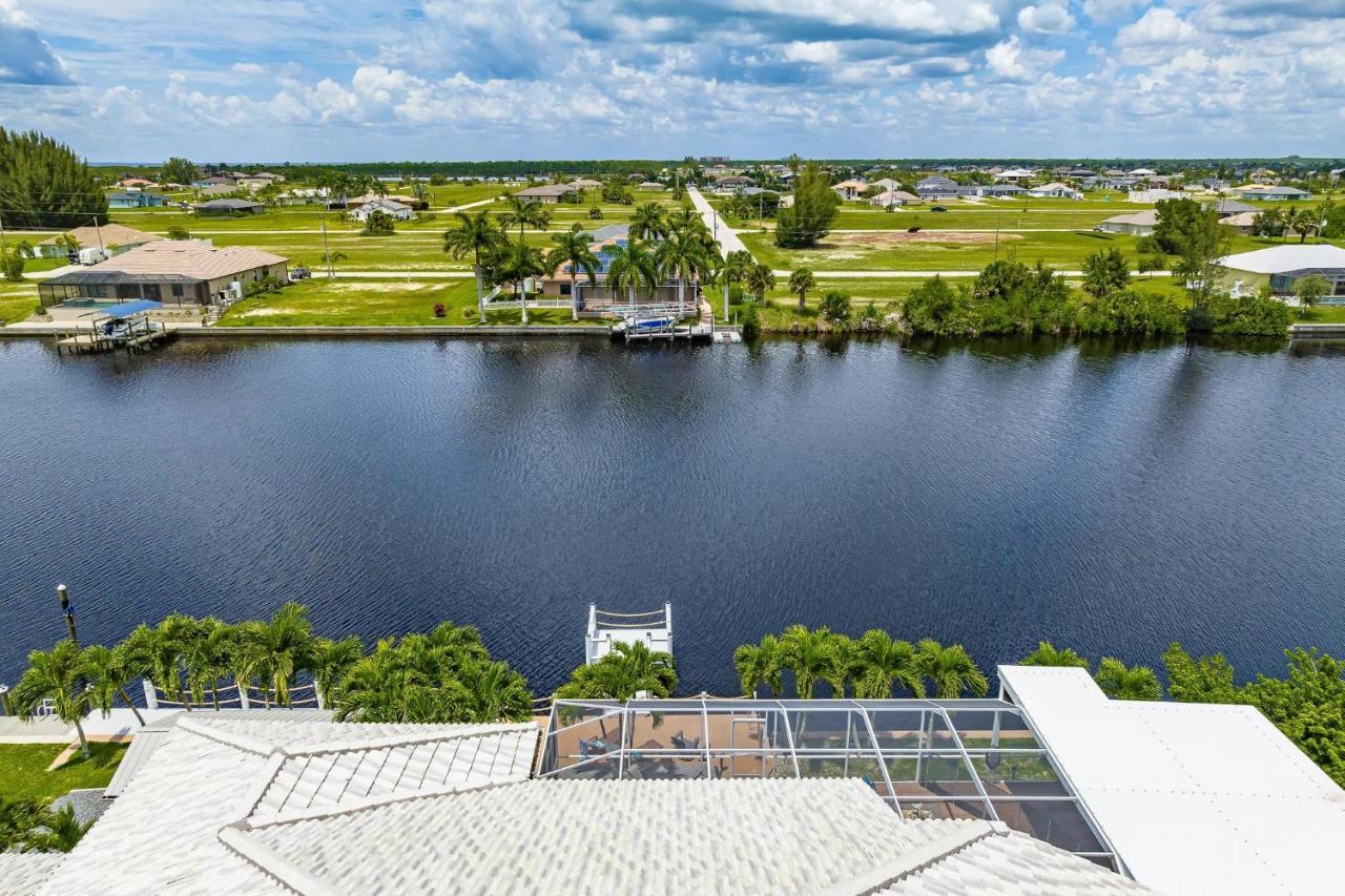 Waterfront, Pool, Tiki Bar, Outdoor Kitchen & Bar, Fire Pit, Home Gym, Sleeps 14-Villa Breath Away Cape Coral Exterior foto