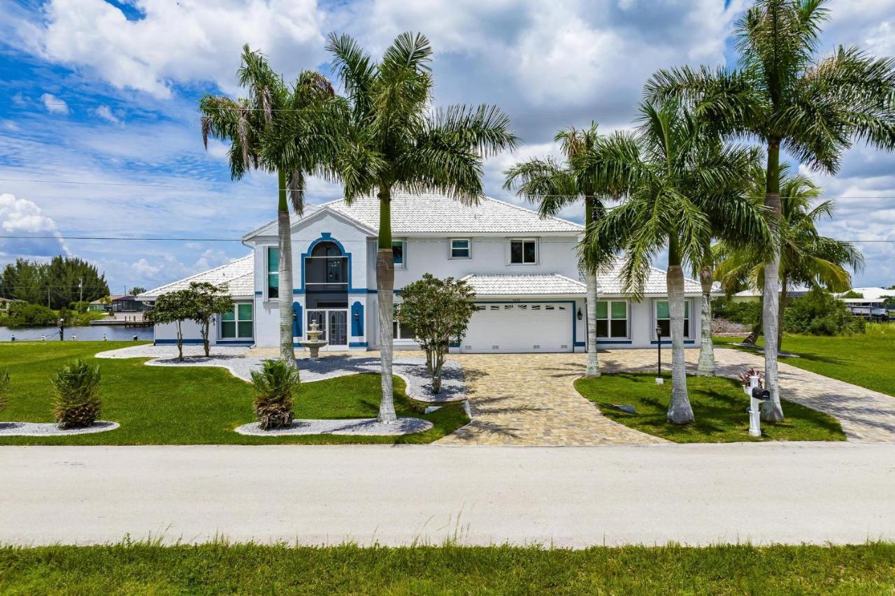 Waterfront, Pool, Tiki Bar, Outdoor Kitchen & Bar, Fire Pit, Home Gym, Sleeps 14-Villa Breath Away Cape Coral Exterior foto