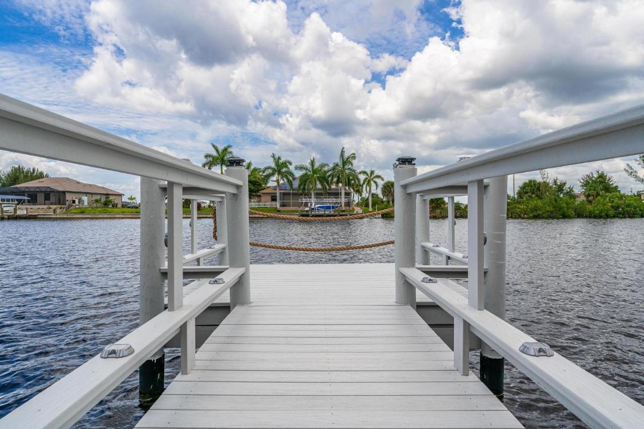 Waterfront, Pool, Tiki Bar, Outdoor Kitchen & Bar, Fire Pit, Home Gym, Sleeps 14-Villa Breath Away Cape Coral Exterior foto