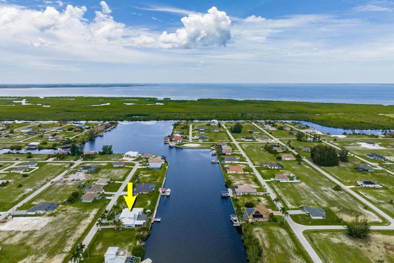 Waterfront, Pool, Tiki Bar, Outdoor Kitchen & Bar, Fire Pit, Home Gym, Sleeps 14-Villa Breath Away Cape Coral Exterior foto