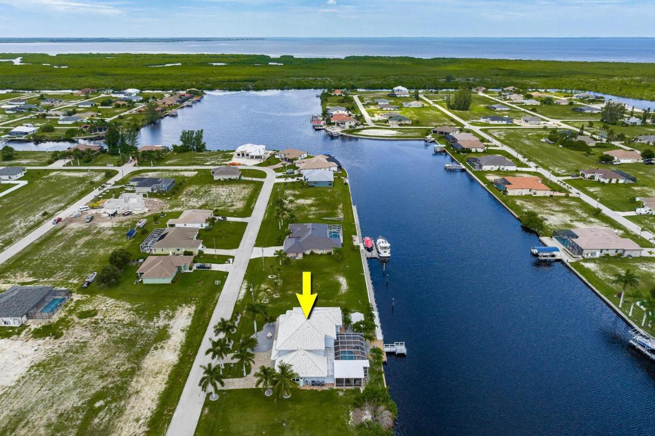 Waterfront, Pool, Tiki Bar, Outdoor Kitchen & Bar, Fire Pit, Home Gym, Sleeps 14-Villa Breath Away Cape Coral Exterior foto