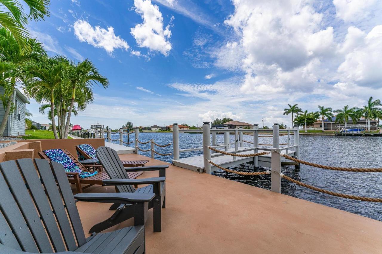 Waterfront, Pool, Tiki Bar, Outdoor Kitchen & Bar, Fire Pit, Home Gym, Sleeps 14-Villa Breath Away Cape Coral Exterior foto