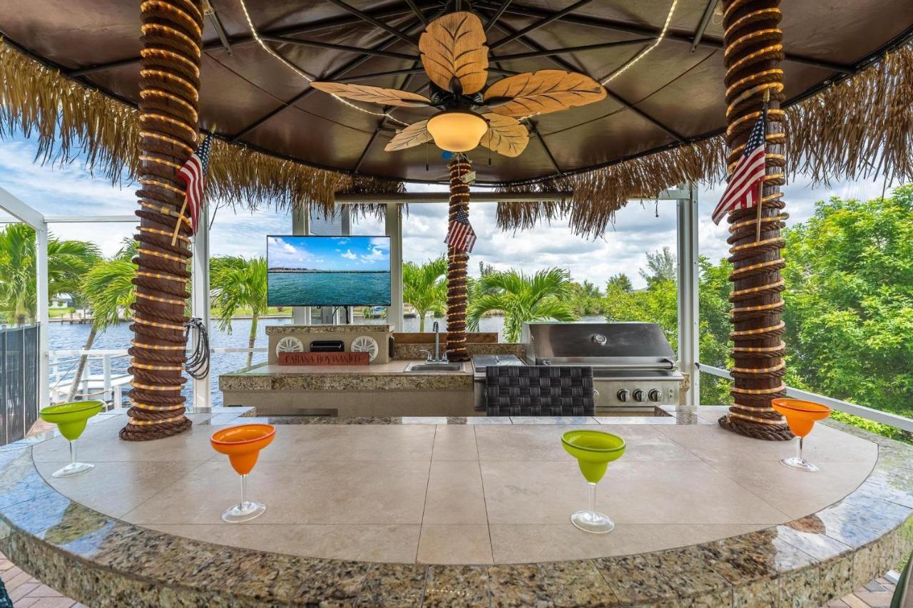 Waterfront, Pool, Tiki Bar, Outdoor Kitchen & Bar, Fire Pit, Home Gym, Sleeps 14-Villa Breath Away Cape Coral Exterior foto