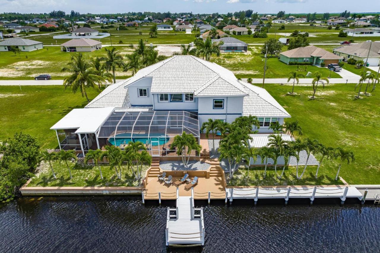 Waterfront, Pool, Tiki Bar, Outdoor Kitchen & Bar, Fire Pit, Home Gym, Sleeps 14-Villa Breath Away Cape Coral Exterior foto